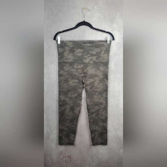 SPANX Look At Me‎ Now Seamless Cropped Leggings Camo Size XL - Picture 5 of 10